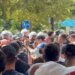 Deputetët në seancë plenare, protestuesit hedhin breshëri vezësh drejt kordonit policor jashtë Kuvendit