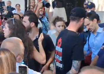 Deputeti Redi Muçi del nga Kuvendit dhe kërkon të largohet duke kaluar përmes protestuesve, tensione pranë Pedonales