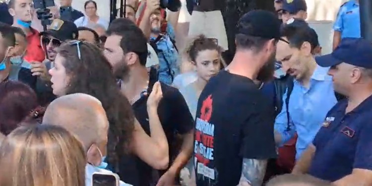 Deputeti Redi Muçi del nga Kuvendit dhe kërkon të largohet duke kaluar përmes protestuesve, tensione pranë Pedonales