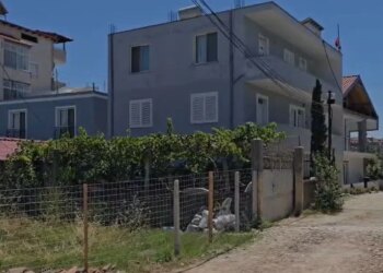 Dëshmia tronditëse e fqinjës: Kërkoi ndihmë, s’e njoha, gjakosur; 32-vjeçarja e plagosur nga ish-burri zbriti, ra te dera