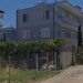 Dëshmia tronditëse e fqinjës: Kërkoi ndihmë, s’e njoha, gjakosur; 32-vjeçarja e plagosur nga ish-burri zbriti, ra te dera