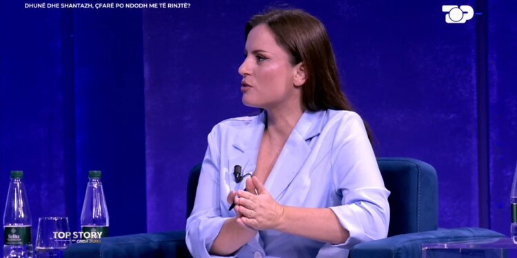 Dhunimi i 17-vjeçares në Fier, denoncimet në familjen një autore; Bezat: Futi babanë në burg, nënën e dhunoi