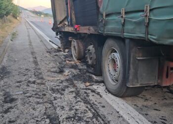 Digjet kamioni me targa të Kosovës në Morin; pronari e lë anash rrugës, pengon trafikun