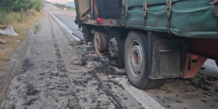 Digjet kamioni me targa të Kosovës në Morin; pronari e lë anash rrugës, pengon trafikun