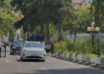 Disa deputetë 'u shpëtuan' duke hyrë nga dera e pasme te Kuvendi; protestues hodhën vezë makinës së Çuçit e Kumbaros, deputeti iu kthye me batutë