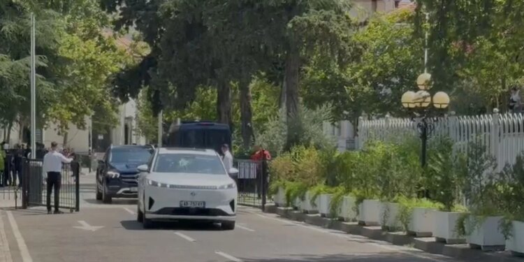 Disa deputetë 'u shpëtuan' duke hyrë nga dera e pasme te Kuvendi; protestues hodhën vezë makinës së Çuçit e Kumbaros, deputeti iu kthye me batutë