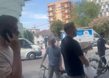 Disa protestues me bikerina vezësh në duar lënë Kuvendin dhe nisen drejt komisariatit nr.1