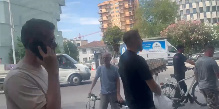 Disa protestues me bikerina vezësh në duar lënë Kuvendin dhe nisen drejt komisariatit nr.1