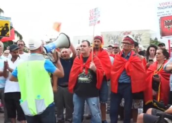 Dita 33 e protestës në Tiranë, nismëtari thirrje qytetarëve pas tensioneve në Kuvend: Mos u provokoni, revolucion paqësor