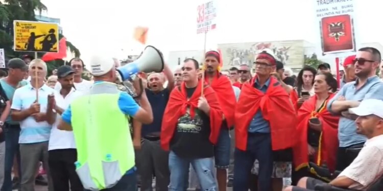 Dita 33 e protestës në Tiranë, nismëtari thirrje qytetarëve pas tensioneve në Kuvend: Mos u provokoni, revolucion paqësor