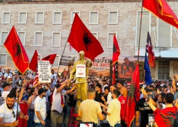 Dita 35 protestës: tortë për Ramën, merr Saliun; aktori i Marko from Tropoja: Mërgimi nuk është atdheu ynë