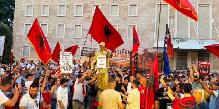 Dita 35 protestës: tortë për Ramën, merr Saliun; aktori i Marko from Tropoja: Mërgimi nuk është atdheu ynë