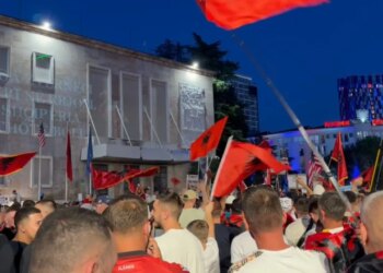 Dita e 35-të e tubimit: protestues në shesh, tortë për ditëlindje Ramës, merr edhe Saliun, rrethohet Kryeministria