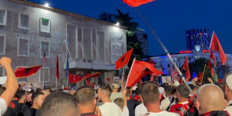 Dita e 35-të e tubimit: protestues në shesh, tortë për ditëlindje Ramës, merr edhe Saliun, rrethohet Kryeministria