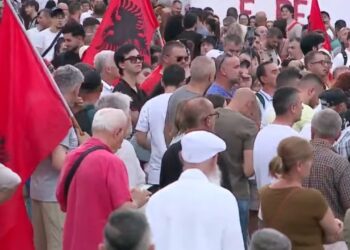 Dita e 48-të e tubimit në Tiranë, protestuesit mblidhen para Kryeministrisë: Shqipëri e re