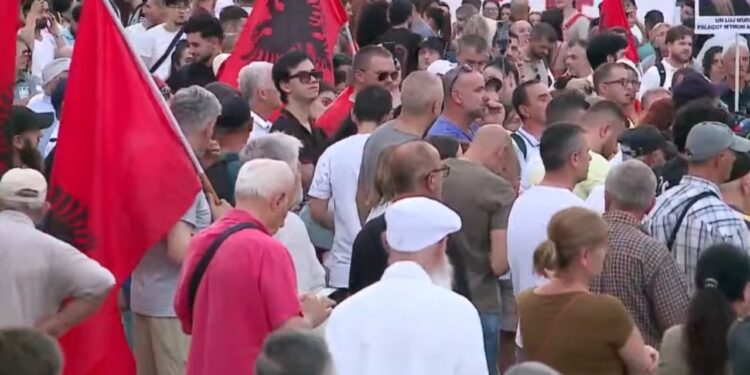 Dita e 48-të e tubimit në Tiranë, protestuesit mblidhen para Kryeministrisë: Shqipëri e re