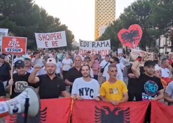 Dita e 53-të e tubimit në kryeqytet; nis marshimi drejt Kryeministrisë, protestuesit: Nesër të gjithë para Kuvendit