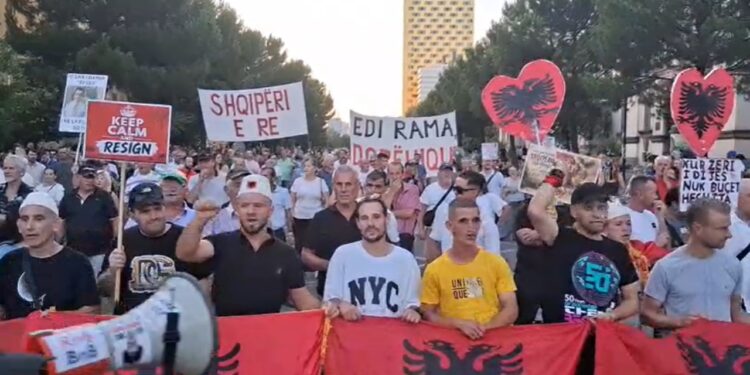 Dita e 53-të e tubimit në kryeqytet; nis marshimi drejt Kryeministrisë, protestuesit: Nesër të gjithë para Kuvendit