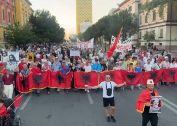 Dita e 60-të e tubimit në kryeqytet: protestuesit grumbullohen në bulevard dhe nisin fjalimet para Kryeministrisë