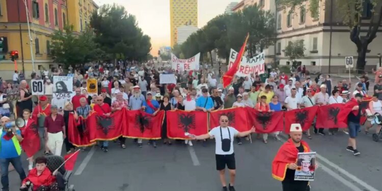 Dita e 60-të e tubimit në kryeqytet: protestuesit grumbullohen në bulevard dhe nisin fjalimet para Kryeministrisë