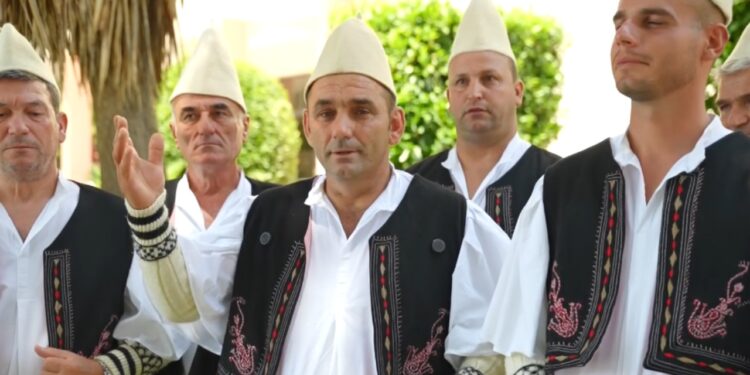 Djemtë e Delvinës në kolonën zanore të The Odyssey tregojnë si bashkëpunuan me kompozitorin fitues të Oscar-it