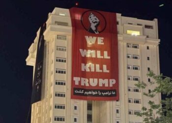 Do ta vrasim Trumpin — Pankarta tronditëse në ceremoninë mortore të Khameneit, edhe Pezheskian në shënjestër