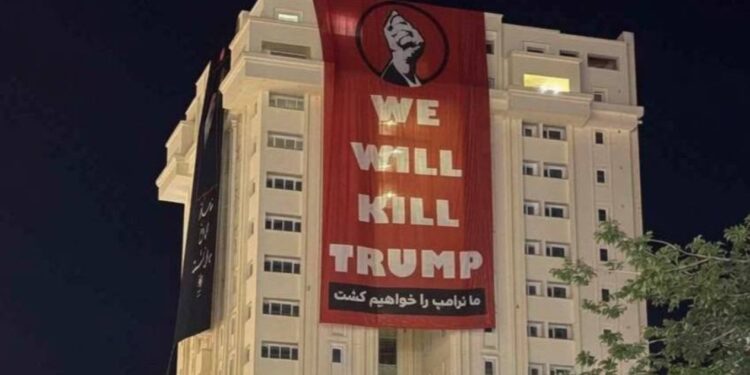 Do ta vrasim Trumpin — Pankarta tronditëse në ceremoninë mortore të Khameneit, edhe Pezheskian në shënjestër
