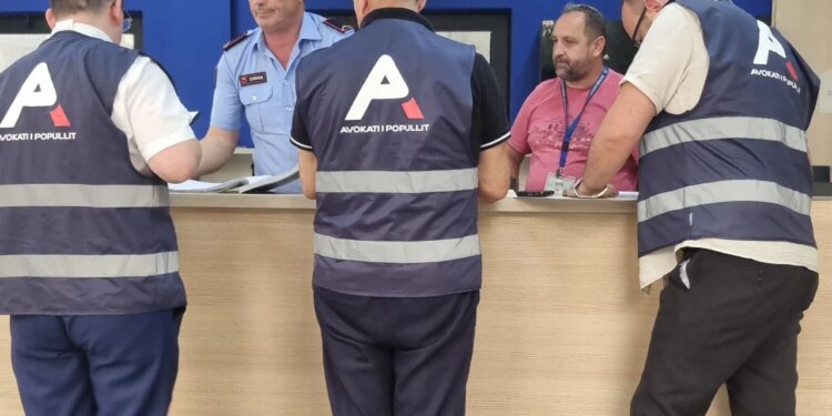 Dy ekipe të Avokatit të Popullit në terren për të verifikuar pretendimet për dhunë ndaj protestuesit të arrestuar