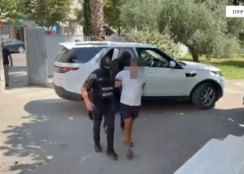 Dy persona të kërkuar ndërkombëtarisht për trafik droge dhe pjesëmarrje në organizata kriminale kapen në Durrës; pritet ekstradimi