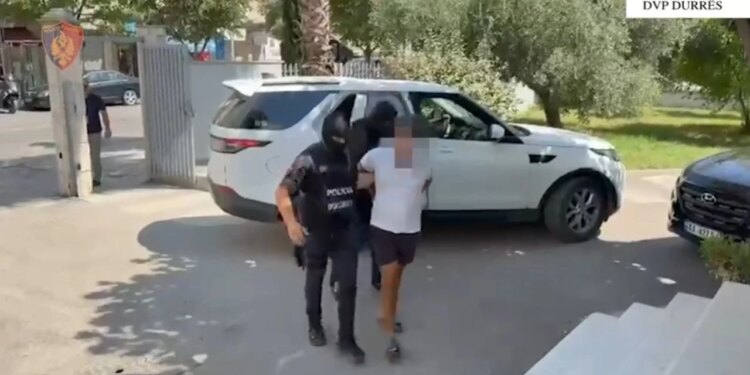 Dy persona të kërkuar ndërkombëtarisht për trafik droge dhe pjesëmarrje në organizata kriminale kapen në Durrës; pritet ekstradimi