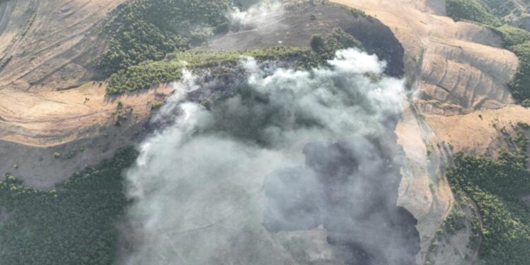 Dy vatra zjarri në Prrenjas; zjarrfikësit ndërhyjnë, shmanget përhapja e flakëve pranë banesave