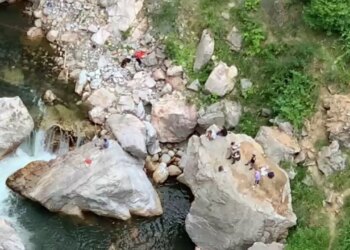 Dyshohet për një viktimë në Klos pas rrëzimit gjatë ngjitjes së shkëmbinjve pranë Urës së Vashës; vijojnë kërkimet