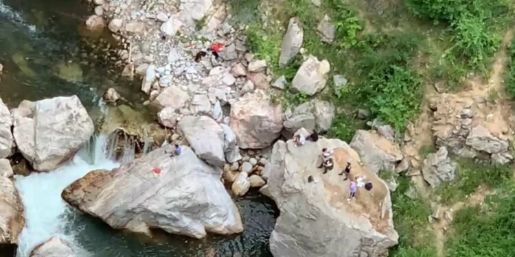Dyshohet për një viktimë në Klos pas rrëzimit gjatë ngjitjes së shkëmbinjve pranë Urës së Vashës; vijojnë kërkimet