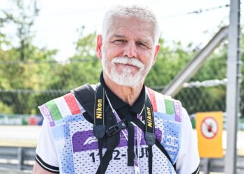 E pazakontë, Presidenti i një shteti europian lë kostumin zyrtar dhe shfaqet si fotograf në Formula 1
