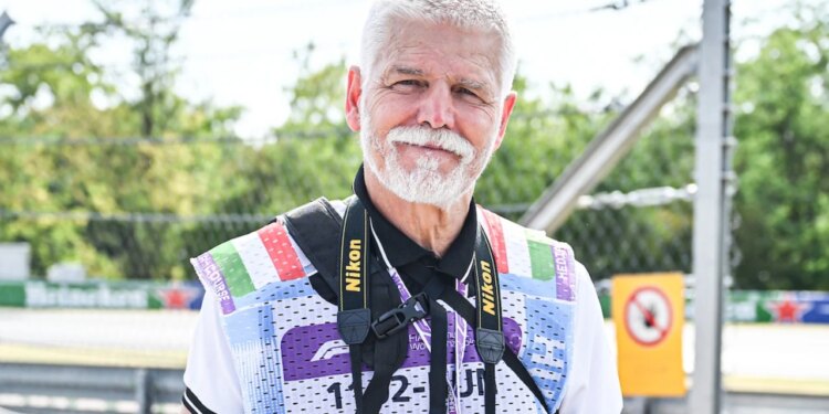 E pazakontë, Presidenti i një shteti europian lë kostumin zyrtar dhe shfaqet si fotograf në Formula 1