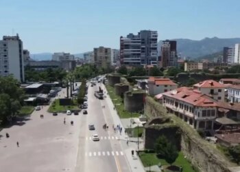 Elbasani, ndalesë turistësh: Vizitorët zbulojnë historinë, tërhiqen nga kalaja dhe mikpritja