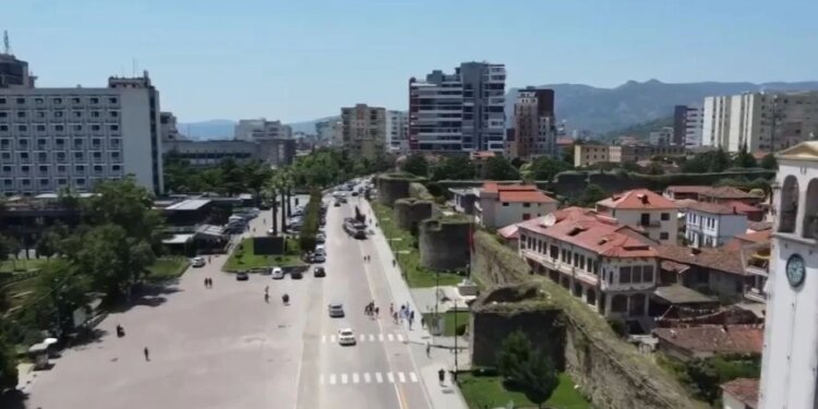 Elbasani, ndalesë turistësh: Vizitorët zbulojnë historinë, tërhiqen nga kalaja dhe mikpritja