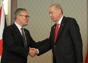 Erdogan u dhuroi liderëve të NATO-s pistoleta të personalizuara me emrat e tyre; ato i hapin probleme Starmerit
