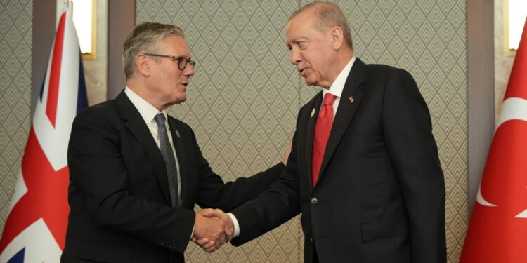 Erdogan u dhuroi liderëve të NATO-s pistoleta të personalizuara me emrat e tyre; ato i hapin probleme Starmerit