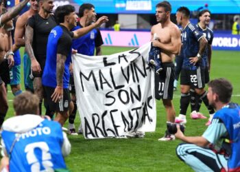 FIFA thyen parimin kundër politikës në futboll, jep Argjentinës dritë jeshile për flamurin e Falklandeve nëse fiton Botërorin
