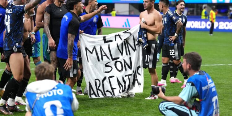 FIFA thyen parimin kundër politikës në futboll, jep Argjentinës dritë jeshile për flamurin e Falklandeve nëse fiton Botërorin