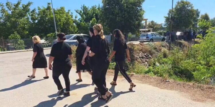 Familja Plaka në Roskovec hap dyert e mortit, sot përcillet çifti i bashkëshortëve të vrarë nga ish-dhëndri