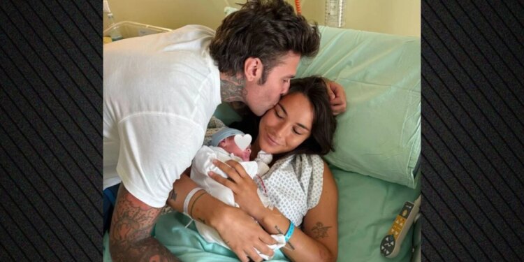 Fedez bëhet baba për herë të tretë, reperi italian publikon fotot e para me foshnjën