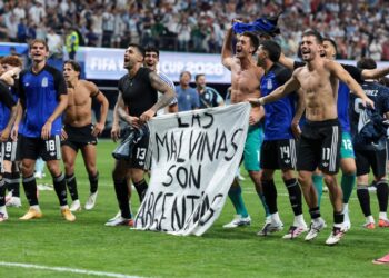 Festa e Argjentinës merr ngjyrim politik, lojtarët shfaqin mesazhin për Ishujt Falkland; pritet dënim i rëndë nga FIFA-s
