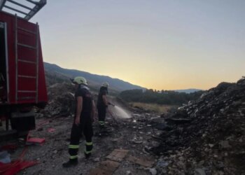 Flakët shkrumbojnë shkurre e barishte në Gjirokastër, autoritetet thërrasin qytetarët për kujdes maksimal për parandalimin e zjarreve