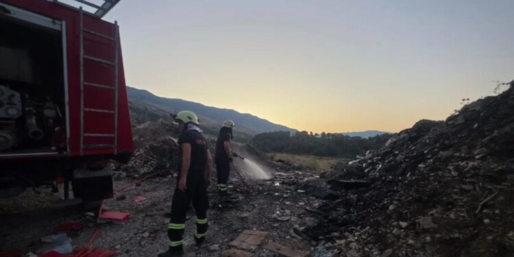 Flakët shkrumbojnë shkurre e barishte në Gjirokastër, autoritetet thërrasin qytetarët për kujdes maksimal për parandalimin e zjarreve
