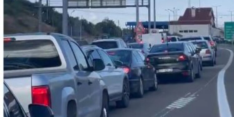 Fluks i madh i automjeteve në Morinë në orët e para të mëngjesit, radha shkon për disa kilometra
