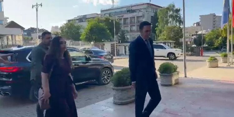 Formimi institucioneve reja në Kosovë — Albin Kurti përballet herë parë me Vjosa Osmanin; ish-presidentja negocion si deputete LDK-së