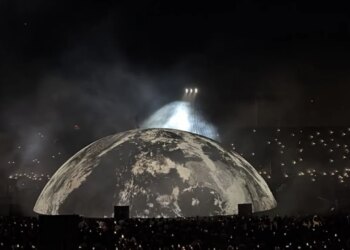 Foto-Lajm/ Kanye West performon këngët e tij, pamje brenda skenës madhështore të koncertit