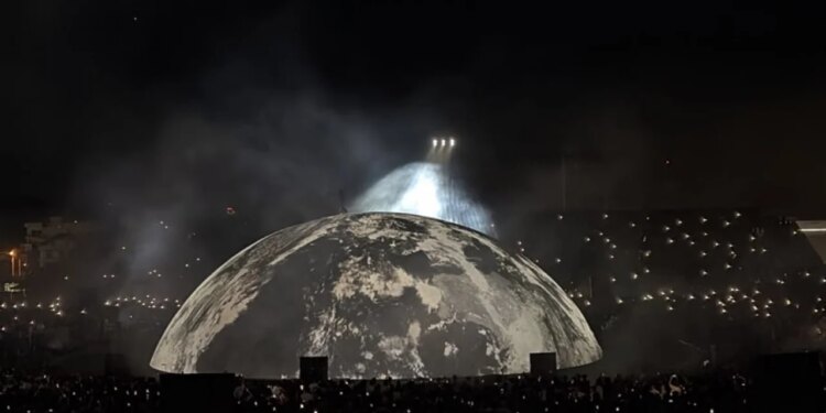 Foto-Lajm/ Kanye West performon këngët e tij, pamje brenda skenës madhështore të koncertit